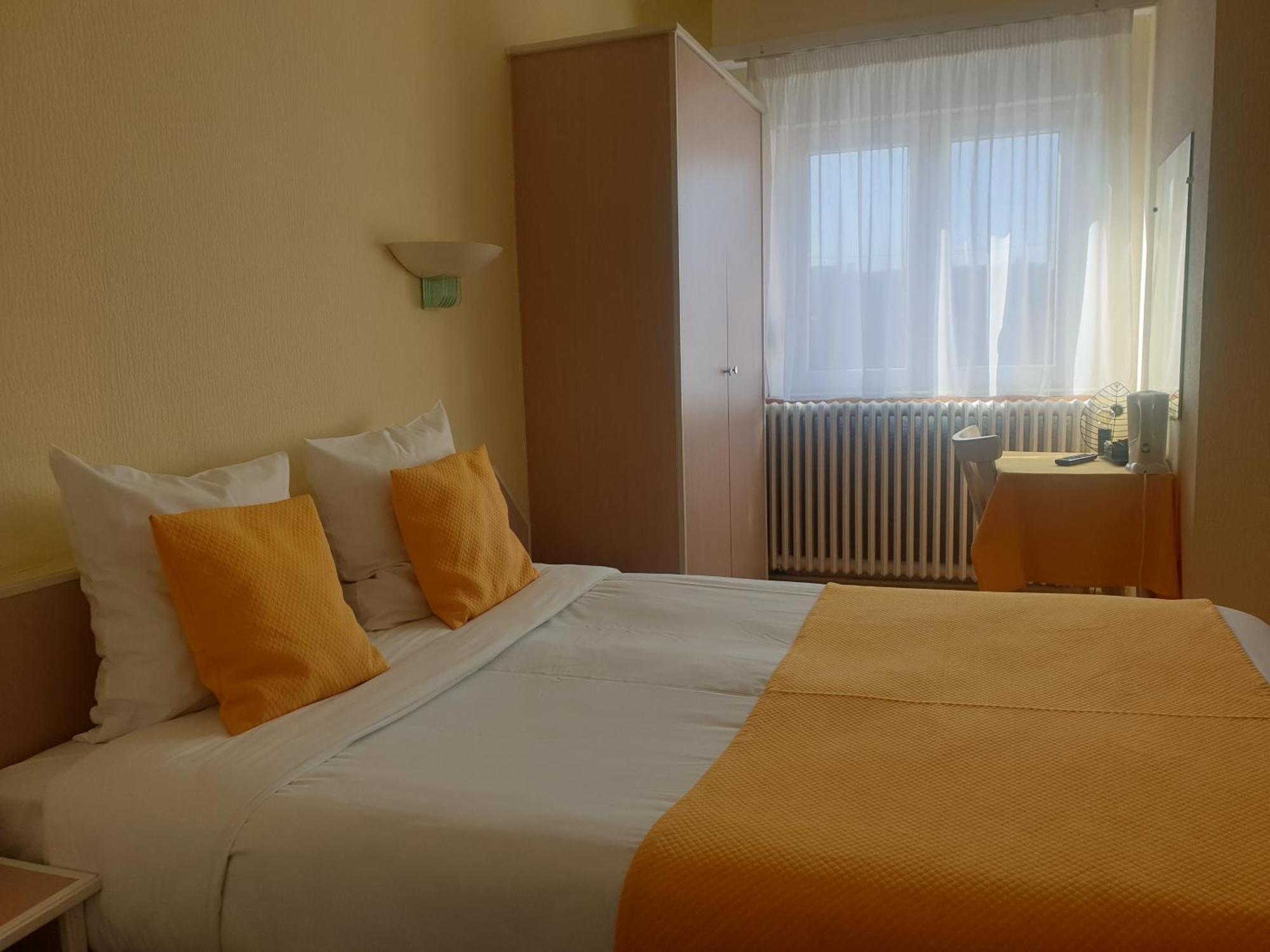 Hotel Restaurant Aux Deux Roses Neuf-Brisach Eksteriør billede